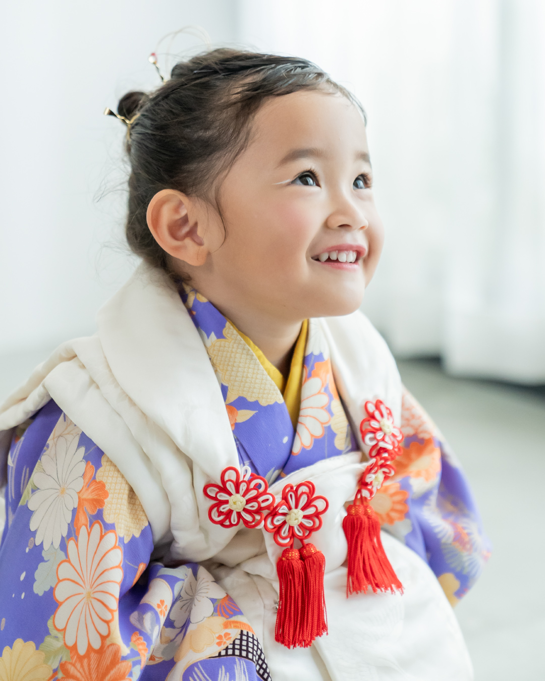 【2026年最新】七五三おすすめヘアスタイル・メイク特集|人気髪型まとめ(3歳女の子・ロングヘア編)/① アップスタイル(お団子アップ)