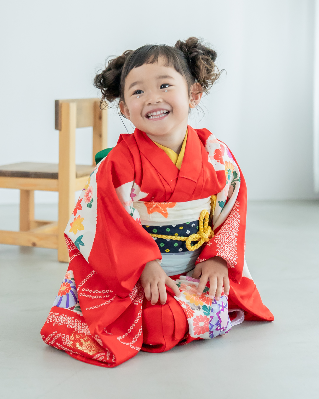 【2026年最新】七五三おすすめヘアスタイル・メイク特集|人気髪型まとめ(3歳女の子・ロングヘア編)/ ⑤ ツインテール(お団子アップ)