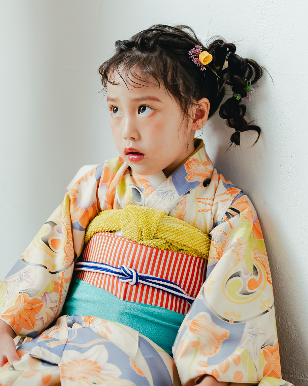 【2026年最新】七五三おすすめヘアスタイル・メイク特集|人気髪型まとめ(3歳女の子・ロングヘア編)/ ⑥ ツインテール(編み下ろしスタイル)