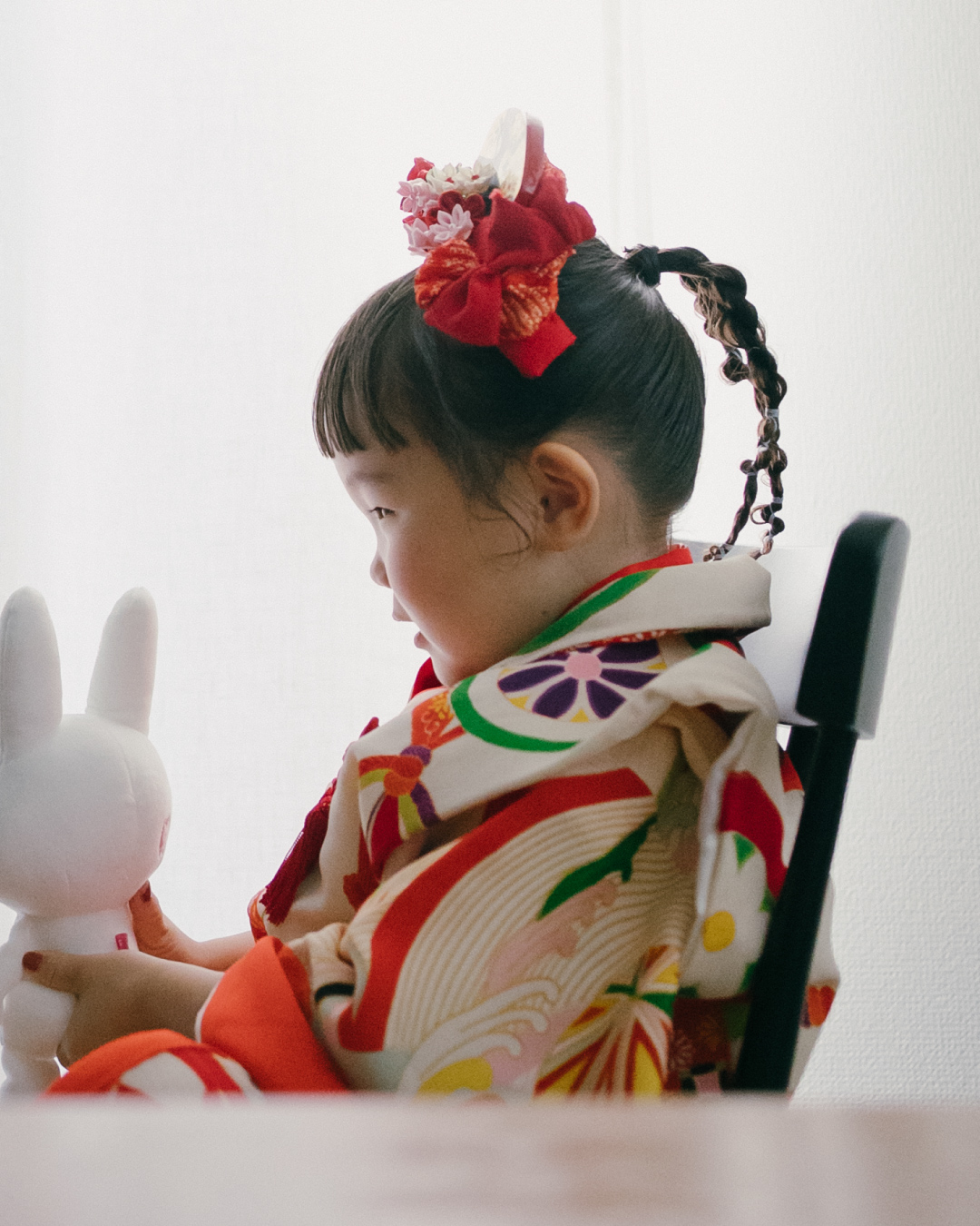 【2026年最新】七五三おすすめヘアスタイル・メイク特集|人気髪型まとめ(3歳女の子・ロングヘア編)/ ⑦ 三つ編みアレンジ