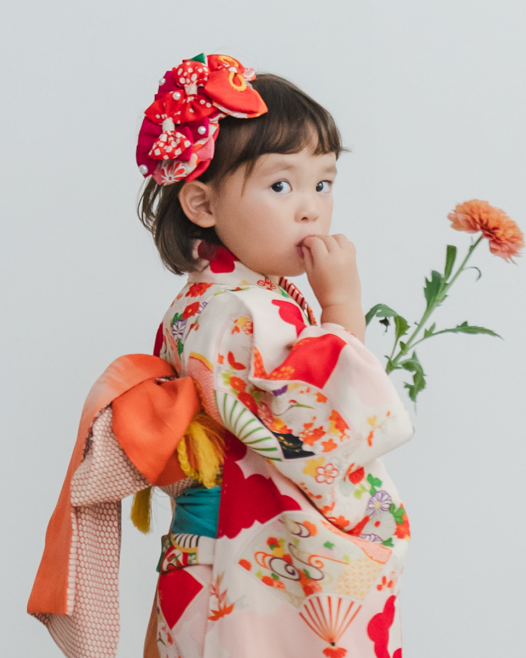 【2026年最新】七五三おすすめヘアスタイル・メイク特集|人気髪型まとめ(3歳女の子・ロングヘア編)/ ⑨ 髪飾りヘアアレンジ